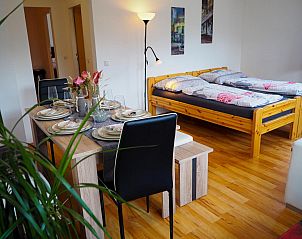 Intime Atmosphre in Kreischberg Ot2-Ferienhaus, Kreischberg, mit einem einladenden Ess- und Schlafzimmer.