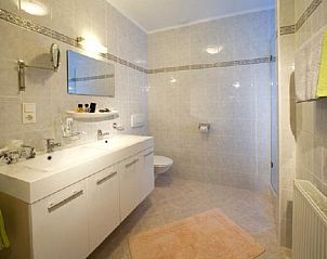 Modern bathroom in Chalet Hainzenberg, located in Zell am Ziller, Tyrol, with elegant finishes and comfort.