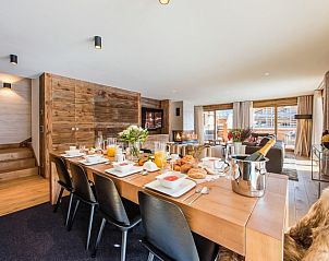 Eetkamer in Challet Teaga Kitzbuhel, Kitzbhel, Tirol. Geniet van de warme sfeer en het adembenemende berglandschap.