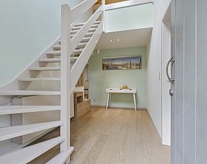 Moderne hal met trap in vakantievilla met luxe in het duinenreservaat, Oostduinkerke, Belgische kust, Belgi.