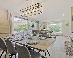 Eetkamer met uitzicht in vakantievilla met luxe in het duinenreservaat, Oostduinkerke, Belgische kust, Belgi.