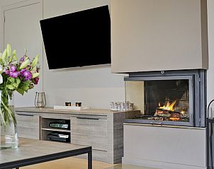 Gezellige open haard in vakantievilla met luxe in het duinenreservaat, Oostduinkerke, Belgische kust, Belgi.