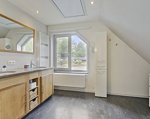 Ruime badkamer in vakantievilla met luxe in het duinenreservaat, Oostduinkerke, Belgische kust, Belgi.