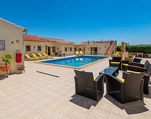 Casa dos Ninos Bed en Breakfast in Albufeira, Algarve, biedt een uitnodigend terras met zwembad voor een heerlijke vakantie.