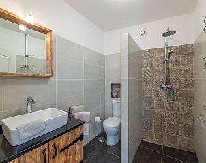 Comfortabele badkamer van Casa Velha vakantiehuis in Luz de Tavira, Algarve, Portugal met luxe douche en wastafel.