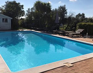 Verblijf in Monte Rosa - Huisje 3 in Baro de So Joo, Algarve voor een serene ervaring aan het zwembad te midden van de natuur.