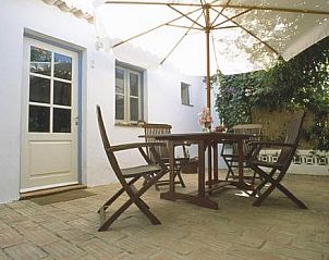 Ervaar het terrasleven bij Monte Rosa - Huisje 3 in Baro de So Joo, Algarve, met een prachtig uitzicht op de omliggende natuur.