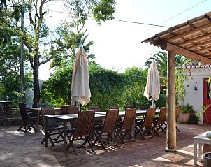Knusse slaapkamer in vakantiehuis Monte Rosa - Huisje 3, Baro de So Joo, Portugal, met natuurlijk licht en rustige ambiance.
