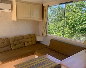 Keuken met veel lichtinval in Vakantiehuisje in Casal, Chave Arouca, Portugal, perfect voor een ontspannen vakantie.