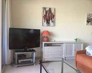 Aquaviva's woonkamer in Callao Salvaje, Canarische Eilanden, biedt een huiselijke sfeer met moderne meubels en kunst aan de muur.