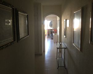 Doorkijk naar lichte leefruimte in Aquaviva vakantiewoning, Callao Salvaje, Spanje.