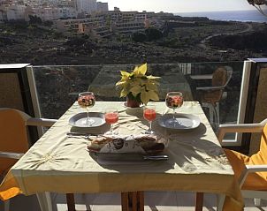 Dineer met uitzicht op het balkon van Aquaviva vakantiehuis in Callao Salvaje, Canarische Eilanden, Spanje.