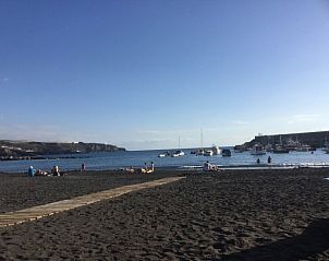Verken het serene strandlandschap bij Aquaviva vakantieverblijf in Callao Salvaje, Canarische Eilanden, met uitzicht op de oceaan.
