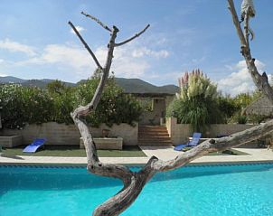 Casa del Mundo in Tibi biedt een prachtig zwembad met uitzicht op de natuur van de Costa Blanca.