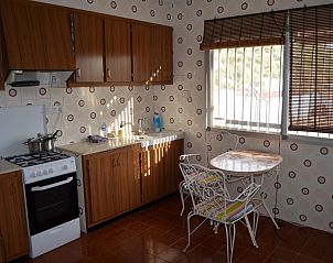Rustieke keuken in vakantieaccommodatie Woningen Costa Blanca, Benidorm, met charmante details en uitzicht op de omgeving.