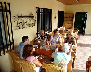 Geniet van een zonnige middag op de veranda van Woningen Costa Blanca in Villajoyosa, perfect vakantiehuis aan de Costa Blanca, Spanje.