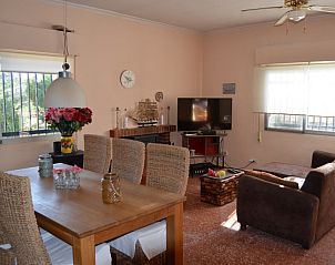 Vakantiehuis Woningen Costa Blanca in Benidorm biedt een lichte woonkamer met moderne voorzieningen en een huiselijke ambiance.