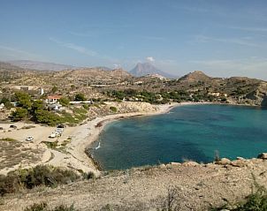 Geniet van het serene kustlandschap bij Woningen Costa Blanca in Villajoyosa, waar de zee en bergen elkaar ontmoeten, Alicante, Spanje.