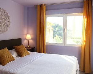 Comfortabele slaapkamer in Huisje in Benigembla, Spanje, biedt rust en uitzicht op de omgeving.