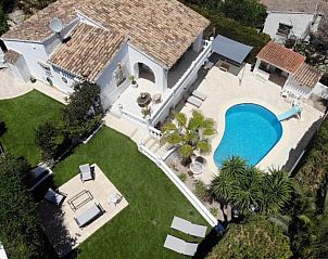 Casa Almendros in Benissa, Costa Blanca biedt een serene vakantie-ervaring met zwembad en weelderige tuin.