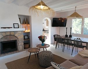Interieur van Casa Almendros vakantiehuis, Benissa, Costa Blanca, met moderne inrichting en uitzicht op groene omgeving.