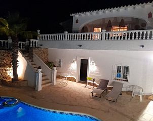 Sfeervolle nacht bij Casa Almendros, Benissa, vakantiehuis met zwembad en terras, ideaal voor een rustige avond.