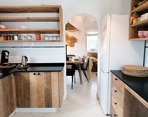 Casa Almendros vakantiehuis in Benissa, Costa Blanca, biedt een moderne keuken met rustieke houten afwerking.