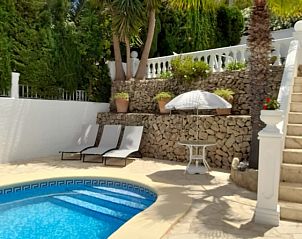 Casa Almendros in Benissa, Costa Blanca biedt een serene vakantie-ervaring met een zwembad en groene oase rondom het vakantiehuis.