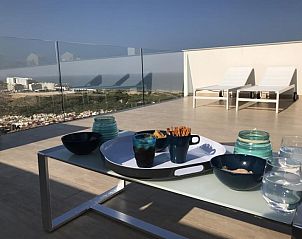 Aguamarina appartement in Gran Alacant, Costa Blanca biedt een terras met adembenemend uitzicht en comfortabele ligstoelen.