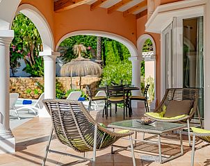 Stijlvolle woonkamer van Villa Ambar, Calpe, Costa Blanca, vakantiehuis met warme sfeer en uitnodigende bank.