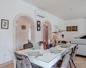 Sfeervolle leefruimte in Villa Ambar, vakantieverblijf in Calpe, Costa Blanca, Spanje, voorzien van zachte banken en een warme ambiance.