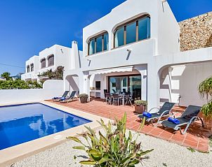 Vakantiehuis Mirador de Bassetes in Calpe, Costa Blanca, biedt een zonnig terras en zwembad voor een perfect verblijf.