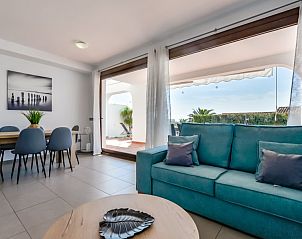 Gezellige zithoek in Mirador de Bassetes, vakantiehuis in Calpe, met toegang tot zonnig terras.