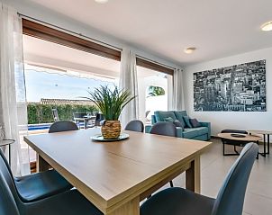 Lichte woonkamer van Mirador de Bassetes vakantiewoning in Calpe, met toegang tot het terras en een prachtig zwembad.