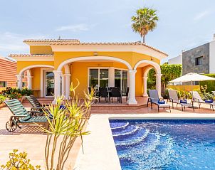 Geniet van het terras en zwembad bij Villa Casanova, een prachtig vakantiehuis in Calpe, Costa Blanca.
