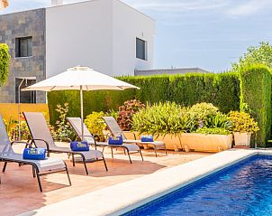 Verken het buitenleven bij Villa Casanova in Calpe, Costa Blanca, met een prachtig terras en verfrissend zwembad.