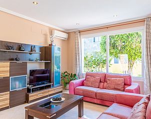 Binnenruimte van Villa Casanova in Calpe, een vakantieaccommodatie aan de Costa Blanca, met een lichte woonkamer en uitzicht op groene natuur.