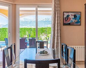 Vakantiehuis Villa Casanova in Calpe: stijlvolle eetkamer met toegang tot zonnig terras en berglandschap.