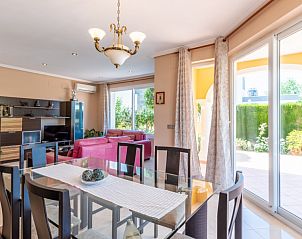 Gezellige woonruimte in Villa Casanova, vakantiehuis in Calpe, Spanje, met glazen schuifdeuren naar het zonnige terras.