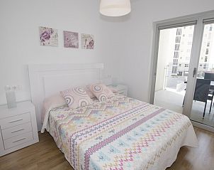 El Mirador de Calpe appartement in Calpe, Costa Blanca, toont een slaapkamer met balkon en kleurrijk interieur.