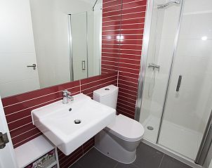 Badkamer met rode tegelaccenten in El Mirador de Calpe appartement, gelegen in Calpe, Costa Blanca, Spanje.