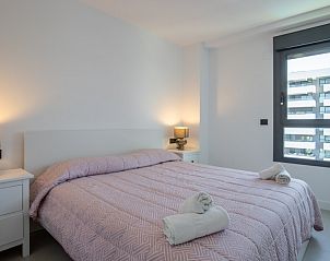 Alexia II appartement in Calpe, Costa Blanca biedt een serene slaapkamer met een uitnodigend bed en uitzicht.