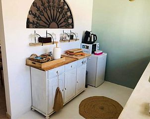 Compacte keukenruimte in Casa Rosita Calp, een vakantiehuis in Calpe, Costa Blanca, Spanje, met een mix van traditioneel en modern design.