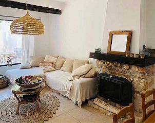 Vakantiehuis Casa Rosita Calp in Calpe, Costa Blanca, biedt een knusse woonkamer met comfortabele bank en charmante open haard.