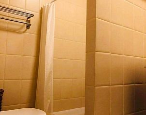 Stijlvolle douche en toilet in Casa Rosita Calp, vakantiehuis in Calpe, Costa Blanca, Spanje voor ultieme ontspanning.