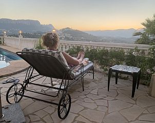 Rustige avond op het terras van Casa Emrosi, vakantiehuis in Calpe, met uitzicht op de bergen van de Costa Blanca.