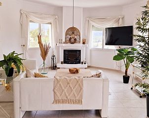 Lichte woonkamer in Casa Emrosi, een vakantiehuis in Calpe, Costa Blanca, met elegant interieur en ramen met uitzicht op de omgeving.