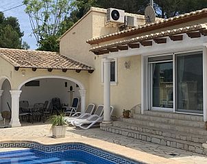 Casa Emrosi in Calpe biedt een rustgevend terras en zwembad, ideaal voor een ontspannen vakantie aan de Costa Blanca.