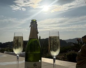 Cava proosten bij Casa Frutales relax resort in Simat de Valldigna, Costa de Valencia, met een prachtig uitzicht op de omgeving.
