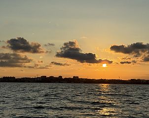 Rustgevende slaapkamer in Casa Frutales relax resort, Simat de Valldigna, Costa de Valencia, met uitzicht op de natuurlijke omgeving.